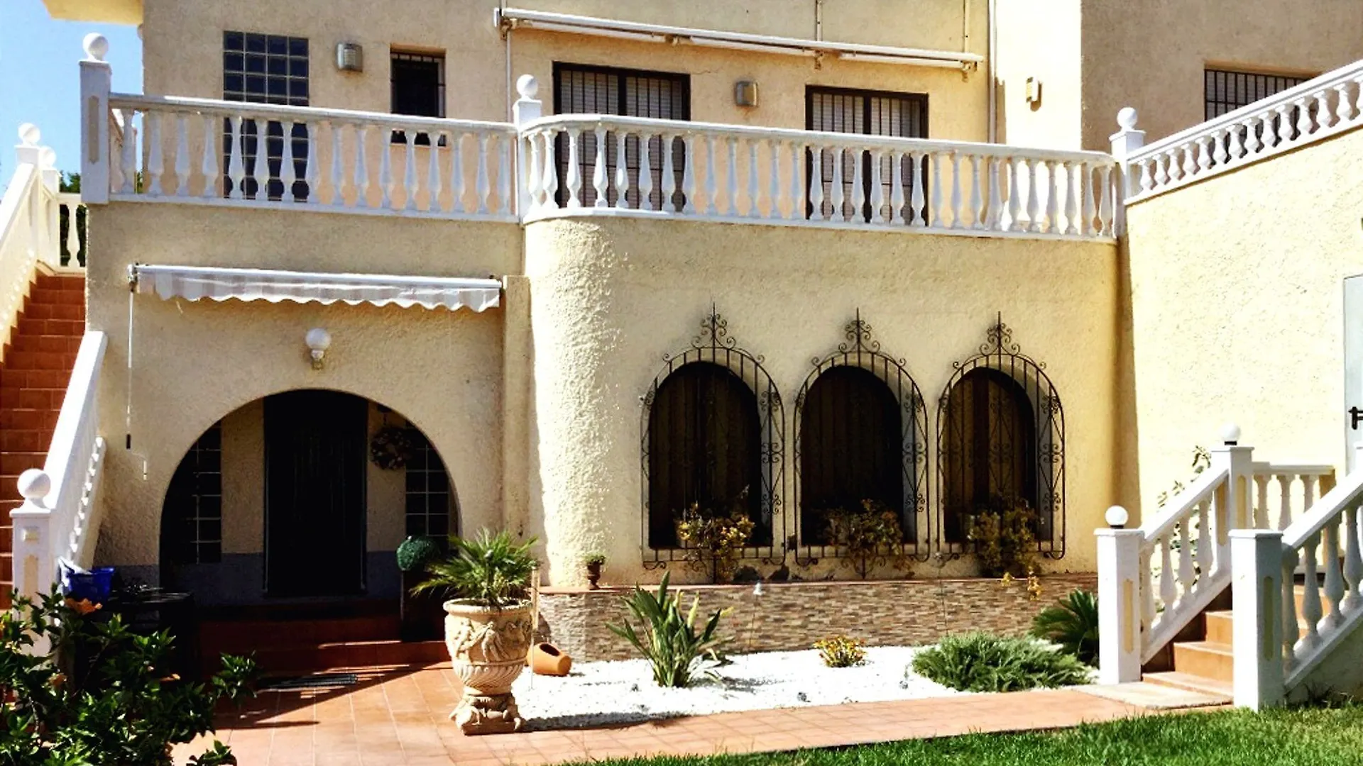 Spacious 2-Bedroom Apartment With 3 Large Terraces And Wifi In Roqueta Roquetas de Mar
